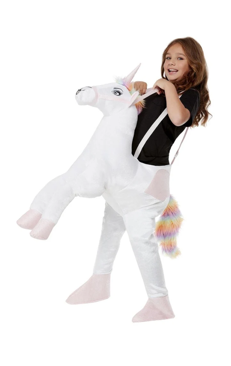 I bambini cavalcano in costume da unicorno