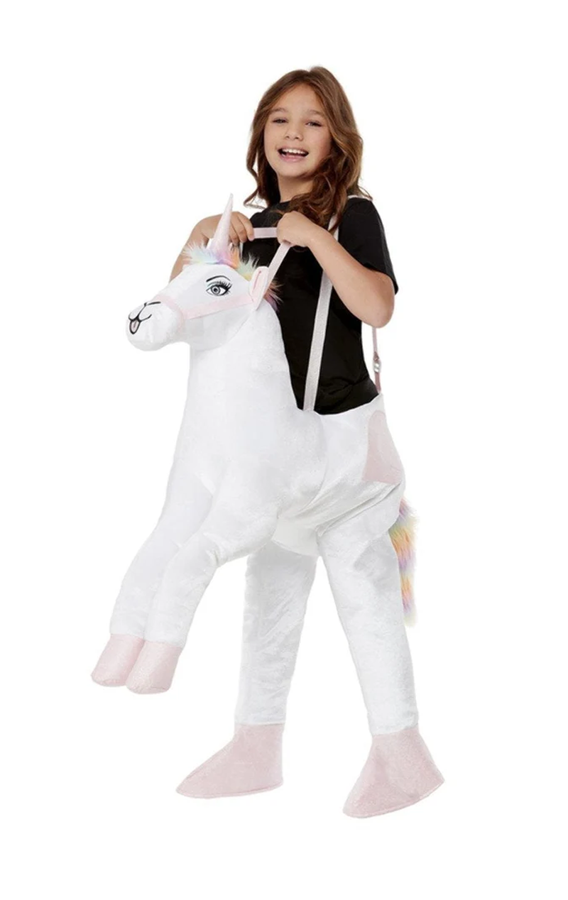 I bambini cavalcano in costume da unicorno